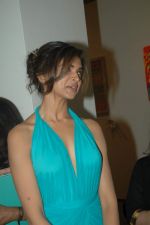 Deepika Padukone at Trishla Jain_s art event in Mumbai on 10th Feb 2012 (17).JPG